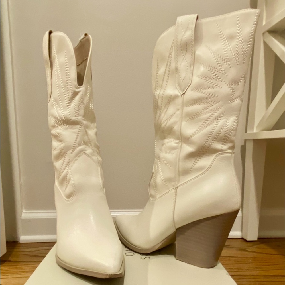 Oasis White Heeled Boots with Modern Western Flair